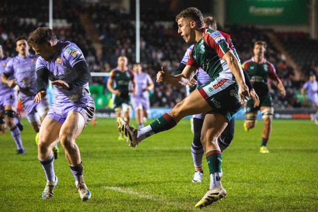 Billy Searle of Leicester Tigers and Ollie Thorley of Gloucester Rugby during the Gallagher Premiership match Leicester Tigers vs Gloucester Rugby at Mattioli Woods Welford Road Stadium, Leicester, United Kingdom, 19th December 2025

(Photo by Craig Evans/News Images)

*** GER AUT SUI OUT ***