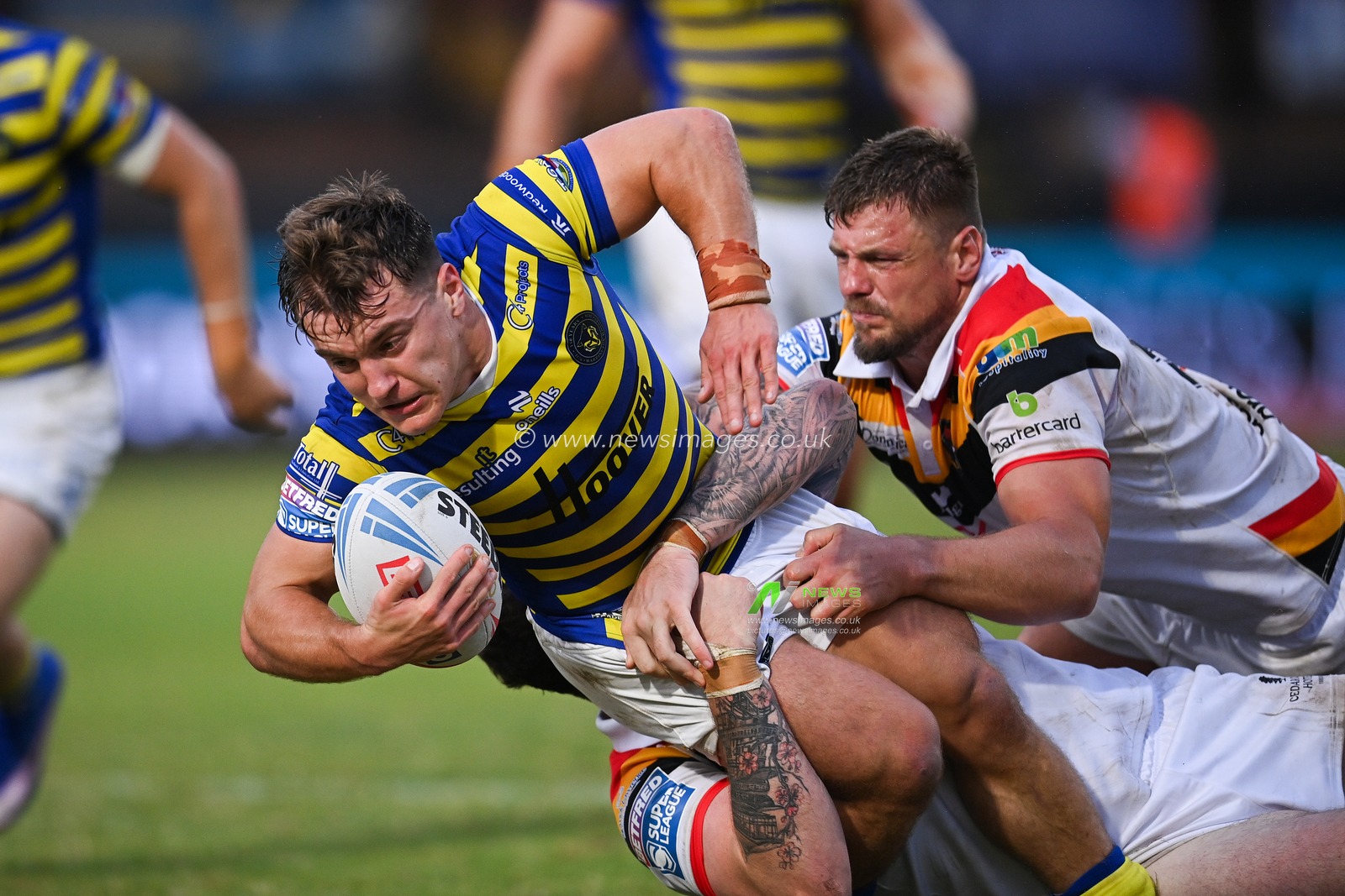 Leon Hayes of Warrington Wolves under pressure during the Betfred Super League round 22 match Bradford Bulls vs Warrington Wolves at Odsal Stadium, Bradford, United Kingdom on 08 August 2026

(Photo by Ben Roberts/News Images)
