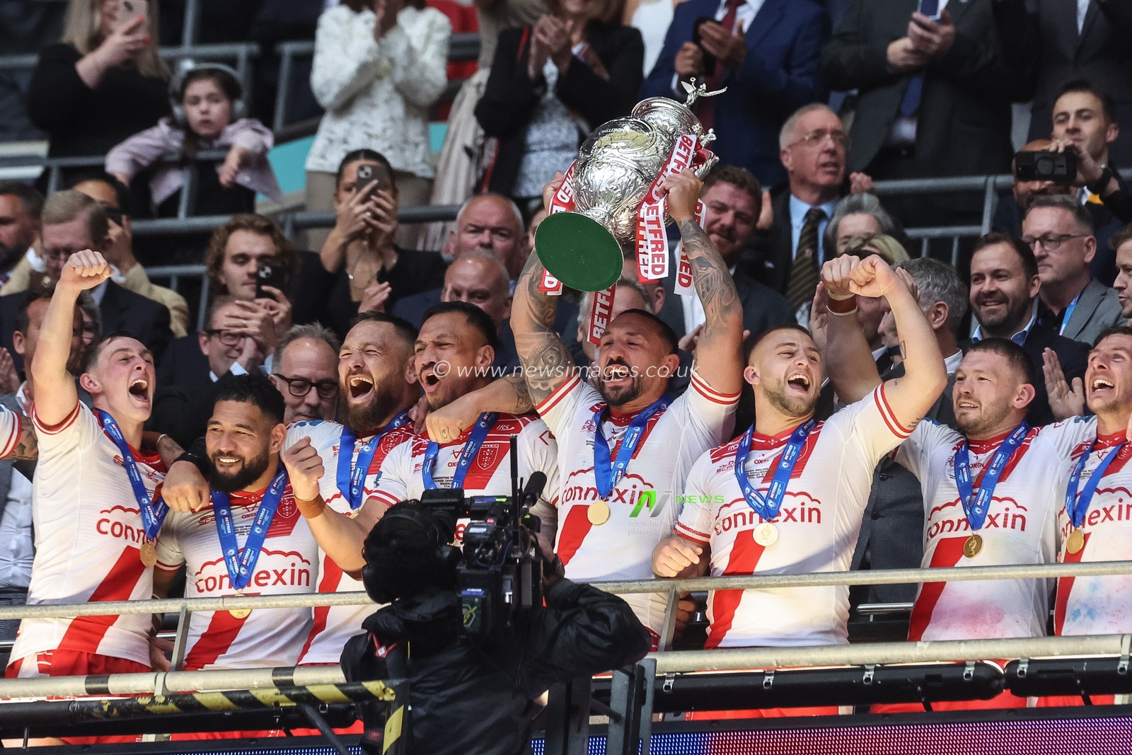 Elliot Minchella of Hull KR lists the Challenge Cup during the Betfred Challenge Cup Final Warrington Wolves vs Hull KR at Wembley Stadium, London, United Kingdom, 7th June 2025

(Photo by Mark Cosgrove/News Images)