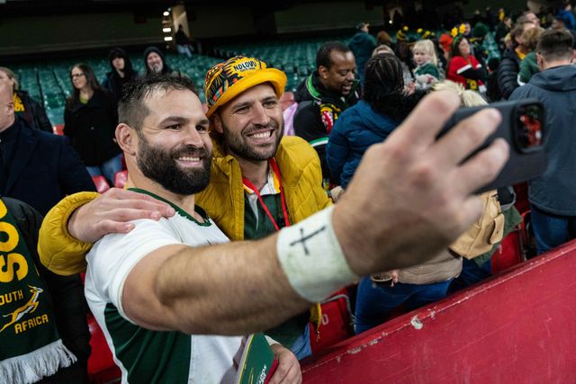 Cobus Reinach of South Africa has a selfie with a fan during the Quilter Nations Series 2025 match Wales vs South Africa at Principality Stadium, Cardiff, United Kingdom, 29th November 2025

(Photo by Andrew Lewis/News Images)

*** GER AUT SUI OUT ***