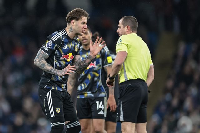Joe Rodon of Leeds United confronts Referee Peter Bankes during the Premier League match Manchester City vs Leeds United at Etihad Stadium, Manchester, United Kingdom, 29th November 2025

(Photo by Mark Cosgrove/News Images)

*** GER AUT SUI OUT ***