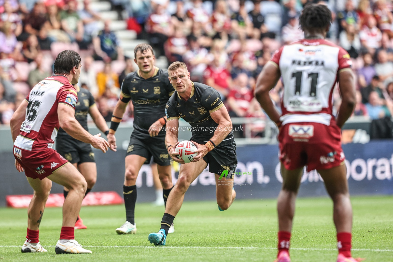 Jed Cartwright of Hull FC breaks with the ball during the Betfred Super League Round 19 match Wigan Warriors vs Hull FC at The Brick Community Stadium, Wigan, United Kingdom, 19th July 2025

(Photo by Alfie Cosgrove/News Images)