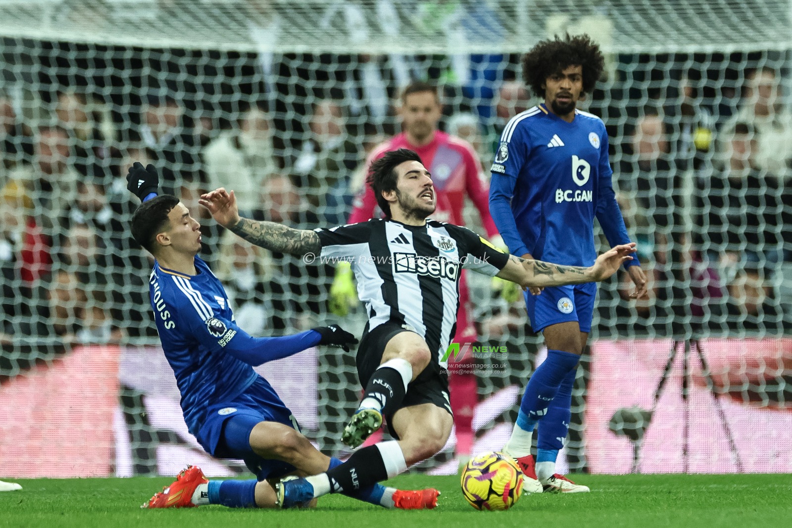 Bilal El Khannouss of Leicester City fouls Sandro Tonali of Newcastle United during the Premier League match Newcastle United vs Leicester City at St. James's Park, Newcastle, United Kingdom, 14th December 2024

(Photo by Mark Cosgrove/News Images)