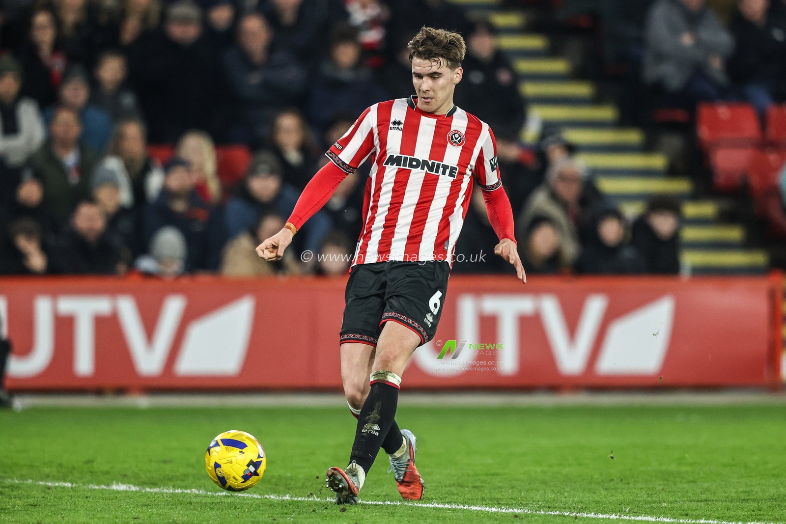 Tyler Bindon of Sheffield United passes back to Sheffield United goalkeeper Michael Cooper during the Sky Bet Championship match Sheffield United vs Middlesbrough at Bramall Lane, Sheffield, United Kingdom on 09 February 2026

(Photo by Alfie Cosgrove/News Images)