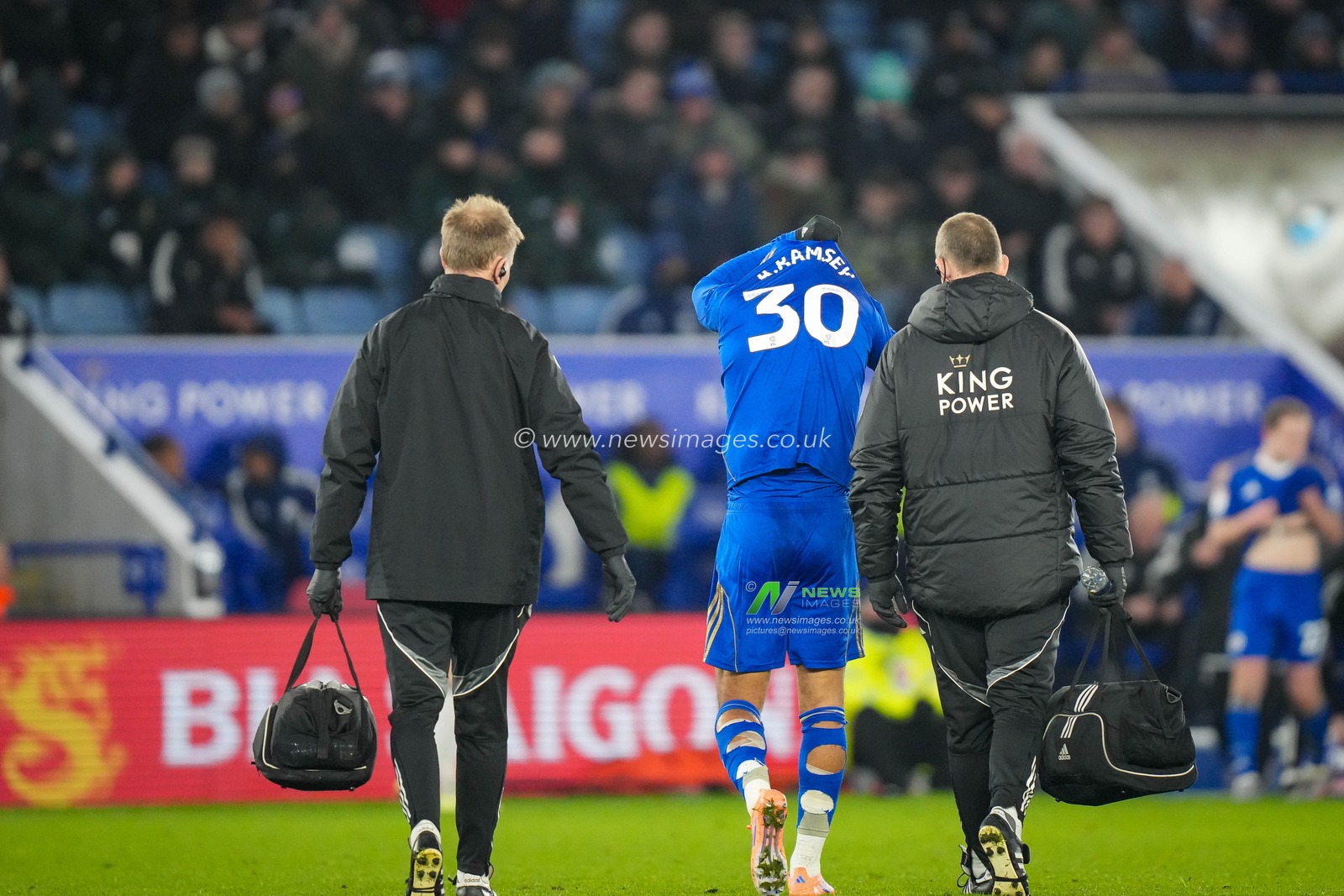 Aaron Ramsey of Leicester City is substituted off after an injury moments after being substituted on during the Sky Bet Championship match Leicester City vs Derby County at King Power Stadium, Leicester, United Kingdom, 29th December 2025

(Photo by Maynard Manyowa/News Images)

*** GER AUT SUI OUT ***