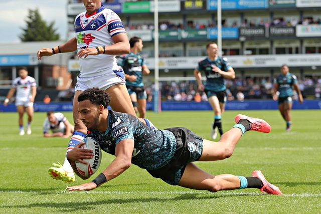 Darnell McIntosh of Leigh Leopards scores a try during the Betfred Super League Round 14 match Wakefield Trinity vs Leigh Leopards at DIY Kitchens Stadium, Wakefield, United Kingdom, 15th June 2025

(Photo by Sam Eaden/News Images)