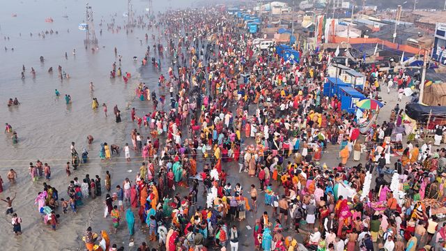 An Arial view of Hindu pilgrims take a holy dip before performing religious prayers, in the waters of Gangasagar island, around 160 kms south of Kolkata on January 13, 2025,Pictures by Debajyoti Chakraborty.(Photo: Debajyoti Chakraborty/News Images)