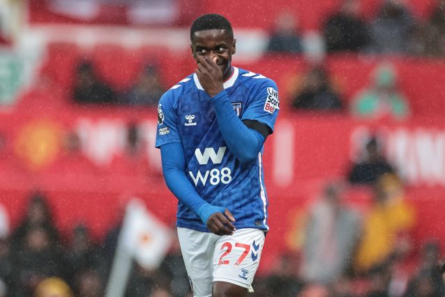 Noah Sadiki of Sunderland reacted after fouling Bruno Fernandes of Manchester United uring the Premier League match Manchester United vs Sunderland at Old Trafford, Manchester, United Kingdom, 4th October 2025

(Photo by Mark Cosgrove/News Images)