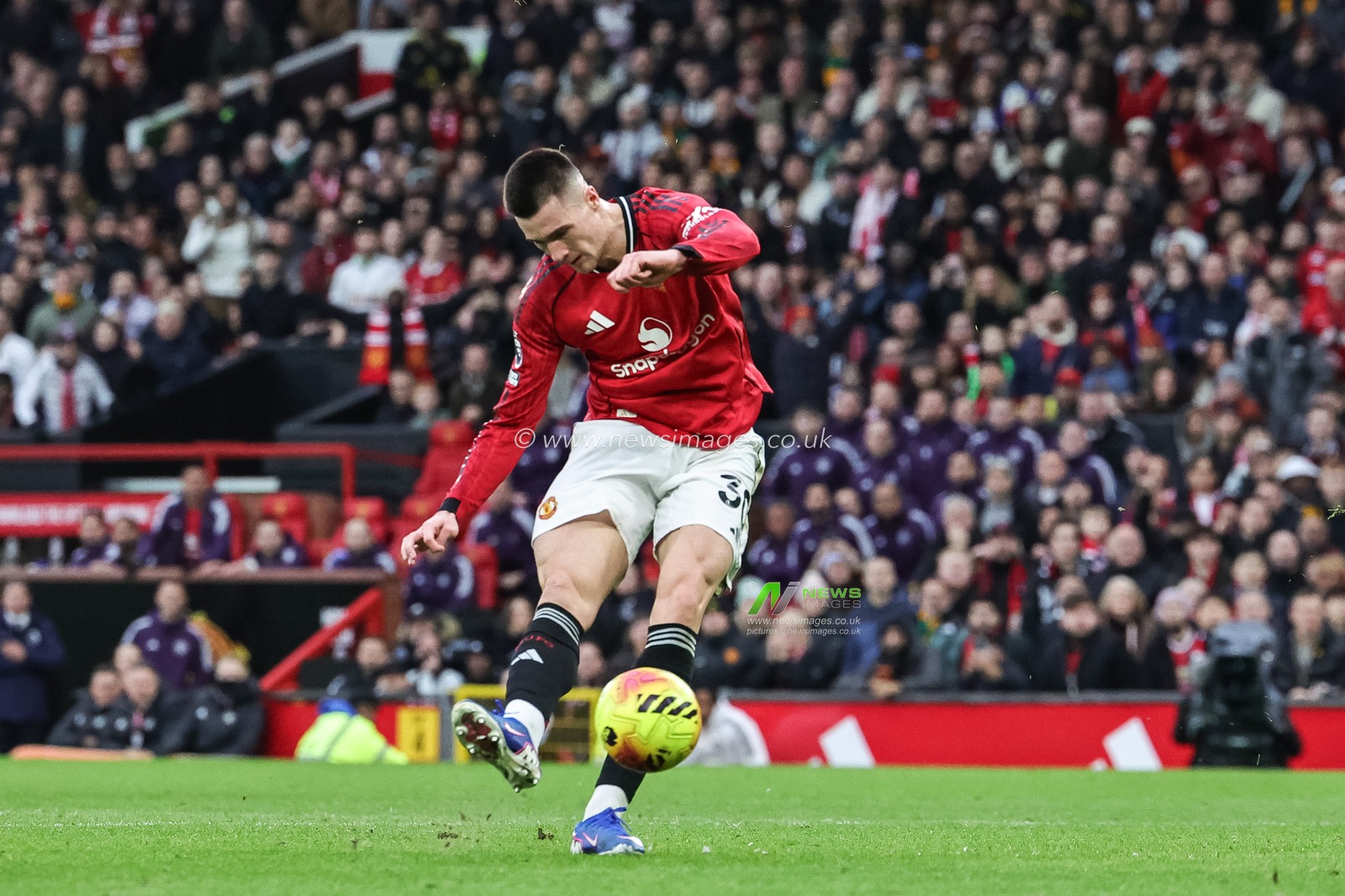 Benjamin Sesko of Manchester United scores to make it 3-2 during the Premier League match Manchester United vs Fulham at Old Trafford, Manchester, United Kingdom, 1st February 2026

(Photo by Mark Cosgrove/News Images)