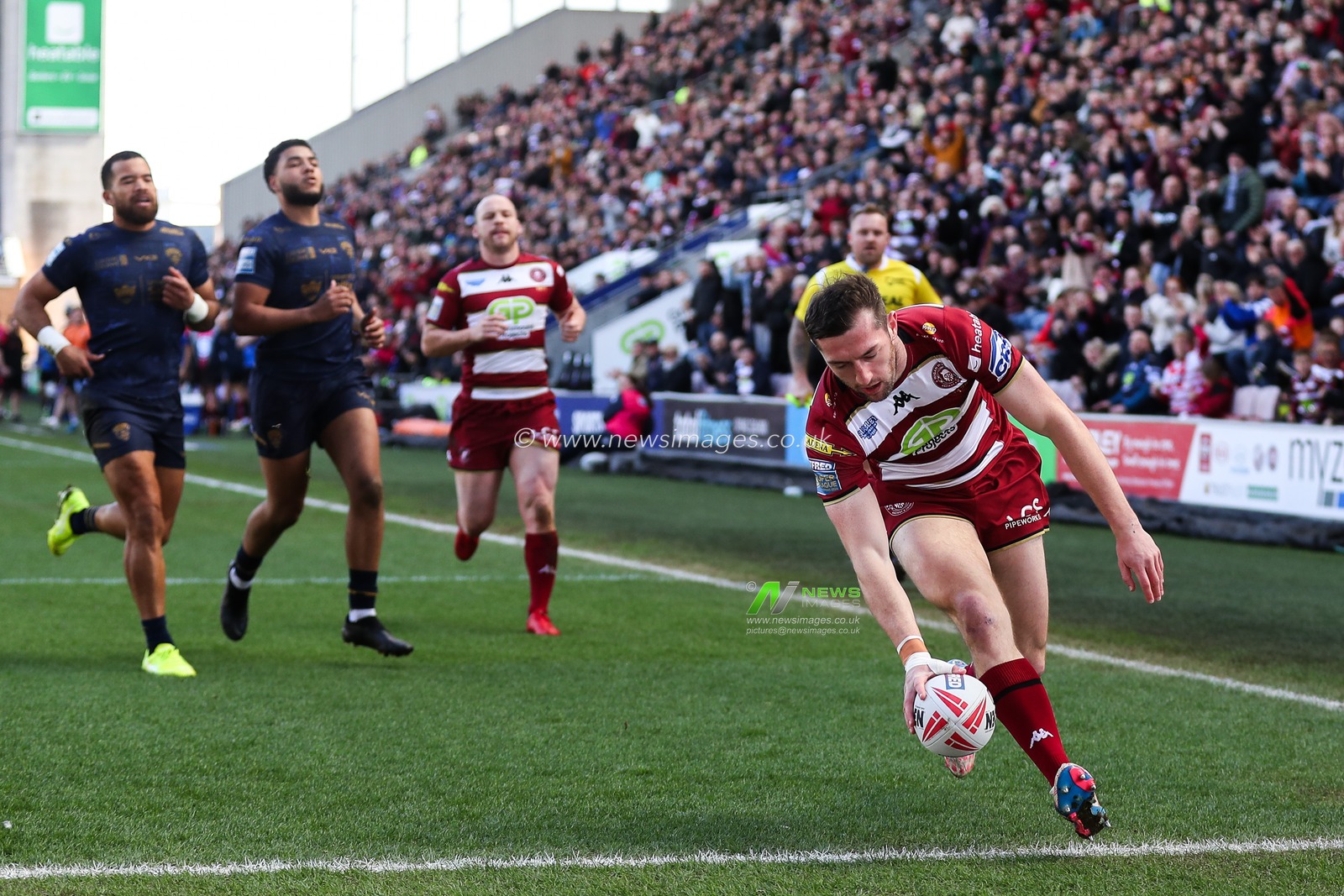 Jake Wardle of Wigan Warriors goes over for a try and makes the score 4-0 during the Betfred Super League Round 6 match Wigan Warriors vs Salford Red Devils at The Brick Community Stadium, Wigan, United Kingdom, 30th March 2025

(Photo by Gareth Evans/News Images)