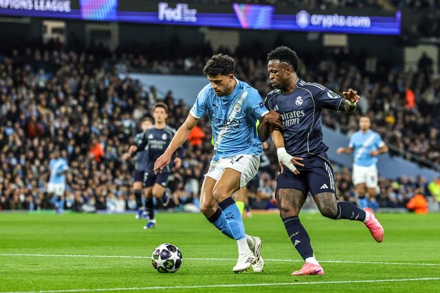 Matheus Nunes of Manchester City breaks with the ball under pressure from Vinicius Junior of Real Madrid during the UEFA Champions League last 16 second leg match Manchester City vs Real Madrid at The City of Manchester Stadium, Manchester, United Kingdom on 17 March 2026

(Photo by Mark Cosgrove/News Images)