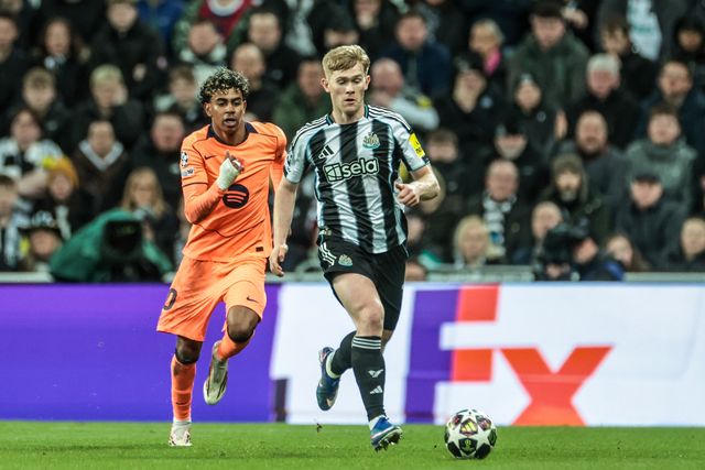 Lewis Hall of Newcastle Untied breaks with the ball tracked closely by Lamine Yamal of Barcelona during the UEFA Champions League Last 16 match Newcastle Untied vs Barcelona at St. James's Park, Newcastle, United Kingdom on 10 March 2026

(Photo by Mark Cosgrove/News Images)