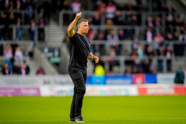  Warrington Wolves manager Sam Burgess applauds the fans during the pre-game warm up session during the Betfred Super League round 14 match St Helens vs Warrington Wolves at The BrewDog Stadium, St Helens, United Kingdom on 11 June 2026

(Photo by Maynard Manyowa/News Images)