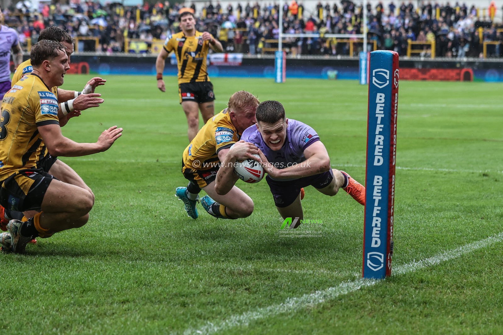Jake Thewlis of Warrington Wolves goes over for a try during the Betfred Super League round 19 match Castleford Tigers vs Warrington Wolves at The Mend-A-Hose Jungle, Castleford, United Kingdom, 20th July 2025

(Photo by Alfie Cosgrove/News Images)