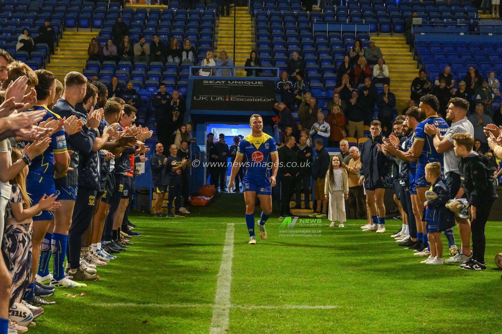 Josh Drinkwater of Warrington Wolves receives the guard of honour after the Betfred Super League Round 27 match Warrington Wolves vs London Broncos at Halliwell Jones Stadium, Warrington, United Kingdom, 20th September 2024

(Photo by Craig Thomas/News Images)
