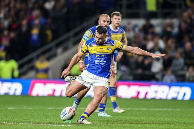 Jake Connor of Leeds Rhinos scores a penalty to make it 14-6 during the Betfred Super League play-off Eliminator 1 match Leeds Rhinos vs St Helens at Headingley Stadium, Leeds, United Kingdom, 27th September 2025

(Photo by Alfie Cosgrove/News Images)