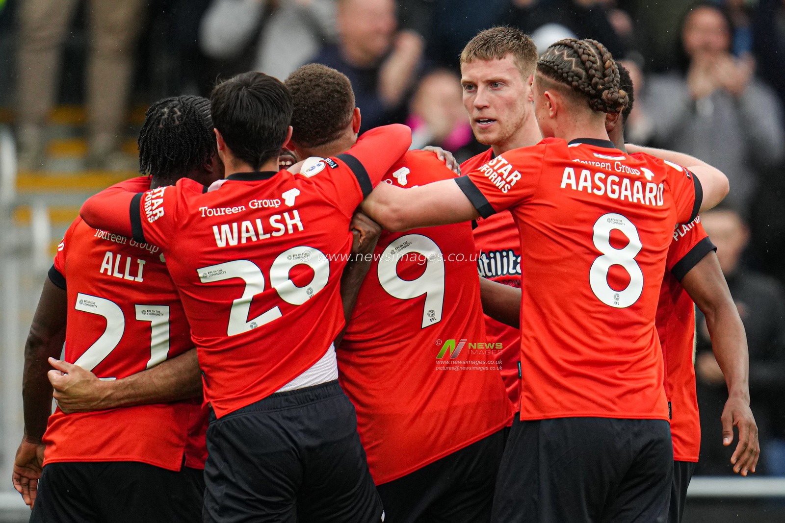 Luton town celebrate goal during the Sky Bet Championship match Luton Town vs Bristol City at Kenilworth Road, Luton, United Kingdom, 21st April 2025

(Photo by Harvey Murphy/News Images)