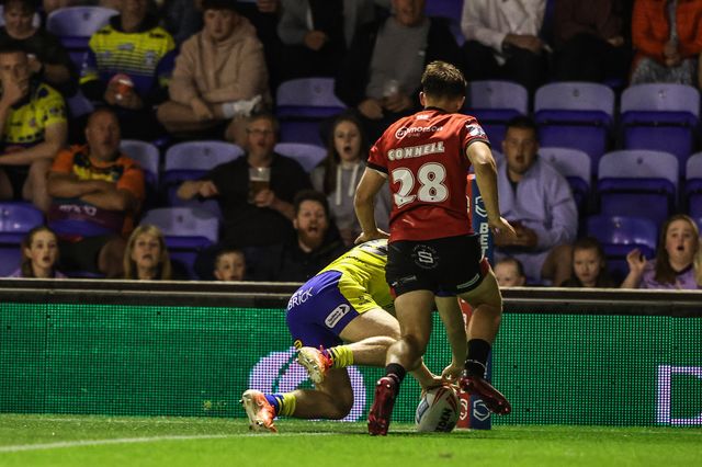Jake Thewlis of Warrington Wolves goes over for a try during the Betfred Super League Round 24 match Warrington Wolves vs Salford Red Devils at Halliwell Jones Stadium, Warrington, United Kingdom, 29th August 2025

(Photo by Alfie Cosgrove/News Images)