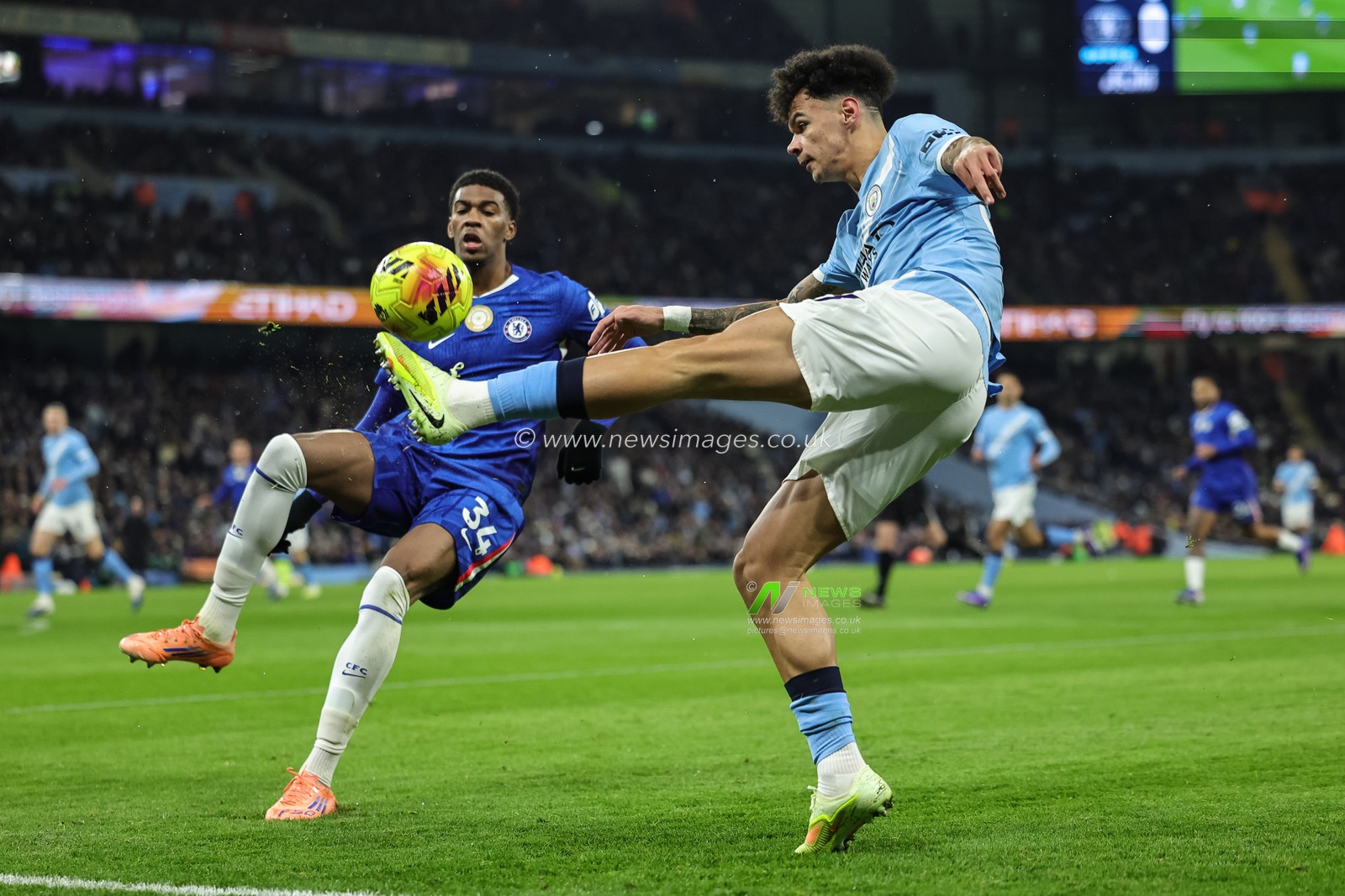 Nico O'Reilly of Manchester City crosses the ball during the Premier League match Manchester City vs Chelsea at Etihad Stadium, Manchester, United Kingdom, 4th January 2026

(Photo by Mark Cosgrove/News Images)

*** GER AUT SUI OUT ***