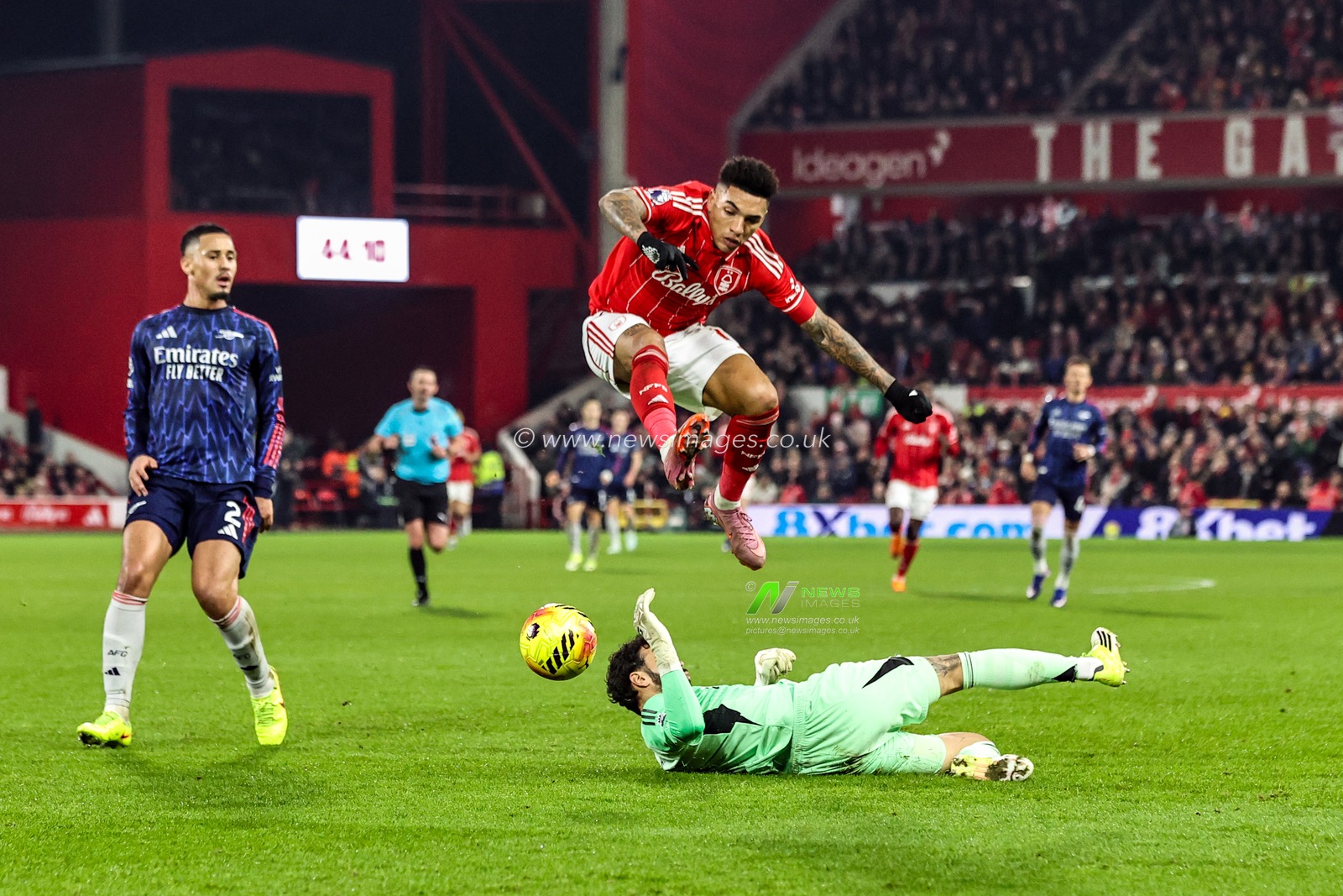 Igor Jesus of Nottingham Forest breaks past Arsenal goalkeeper David Raya during the Premier League match Nottingham Forest vs Arsenal at City Ground, Nottingham, United Kingdom, 17th January 2026

(Photo by Alfie Cosgrove/News Images)