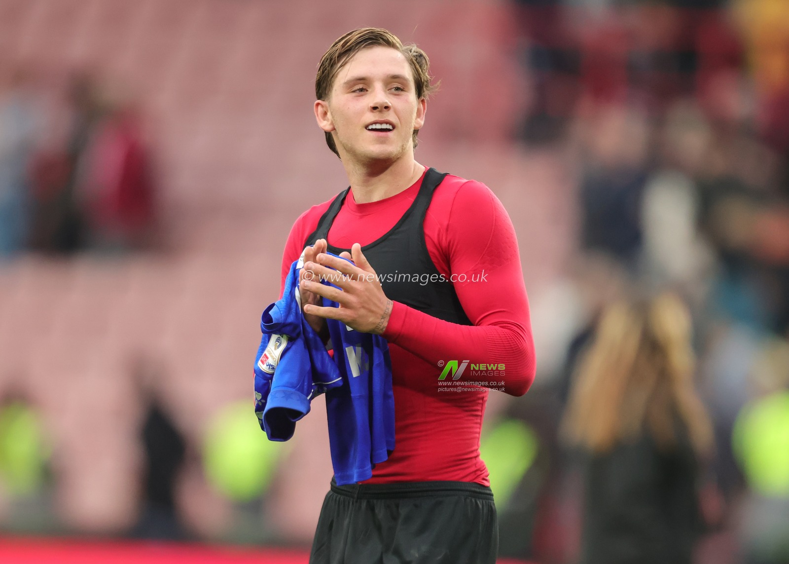 Sydie Peck of Sheffield United applauds the fans after the final whistle during the Sky Bet Championship match Sheffield United vs Watford at Bramall Lane, Sheffield, United Kingdom, 18th October 2025

(Photo by Richard Bierton/News Images)