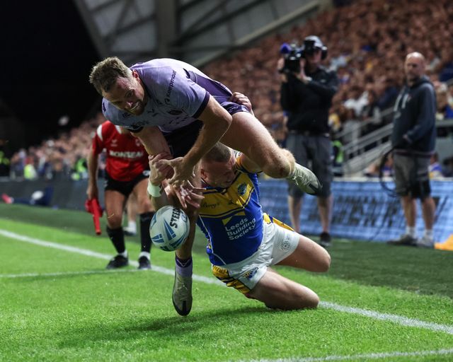 Harry Newman of Leeds Rhinos stops Joe Burgess of Hull KR from going over in the corner right on the goal line during the Betfred Super League round 23 match Leeds Rhinos vs Hull KR at Headingley Stadium, Leeds, United Kingdom, 21st August 2025

(Photo by Mark Cosgrove/News Images)