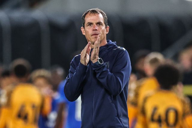 Régis Le Bris manager of Sunderland applauds the fans after the game during the Pre-season friendly match Hull City vs Sunderland at MKM Stadium, Hull, United Kingdom, 29th July 2025

(Photo by Alfie Cosgrove/News Images)
