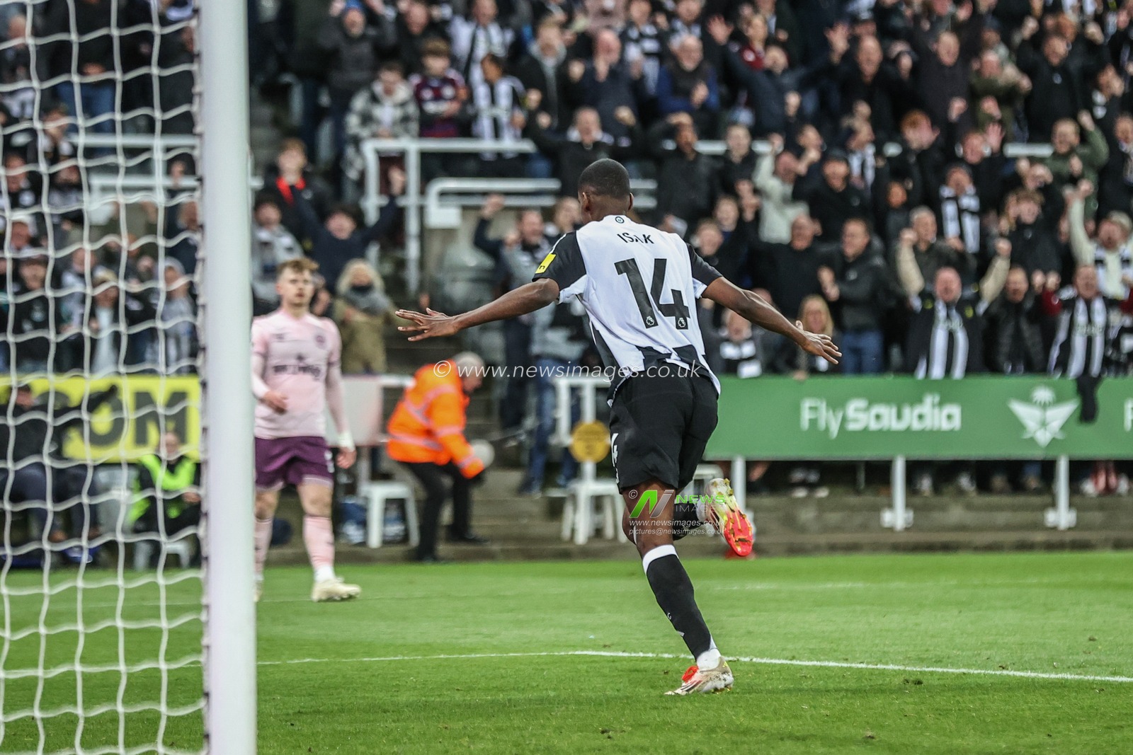 Alexander Isak of Newcastle United celebrates his goal to make it 1-0 during the Premier League match Newcastle United vs Brentford at St. James's Park, Newcastle, United Kingdom, 2nd April 2025

(Photo by Alfie Cosgrove/News Images)