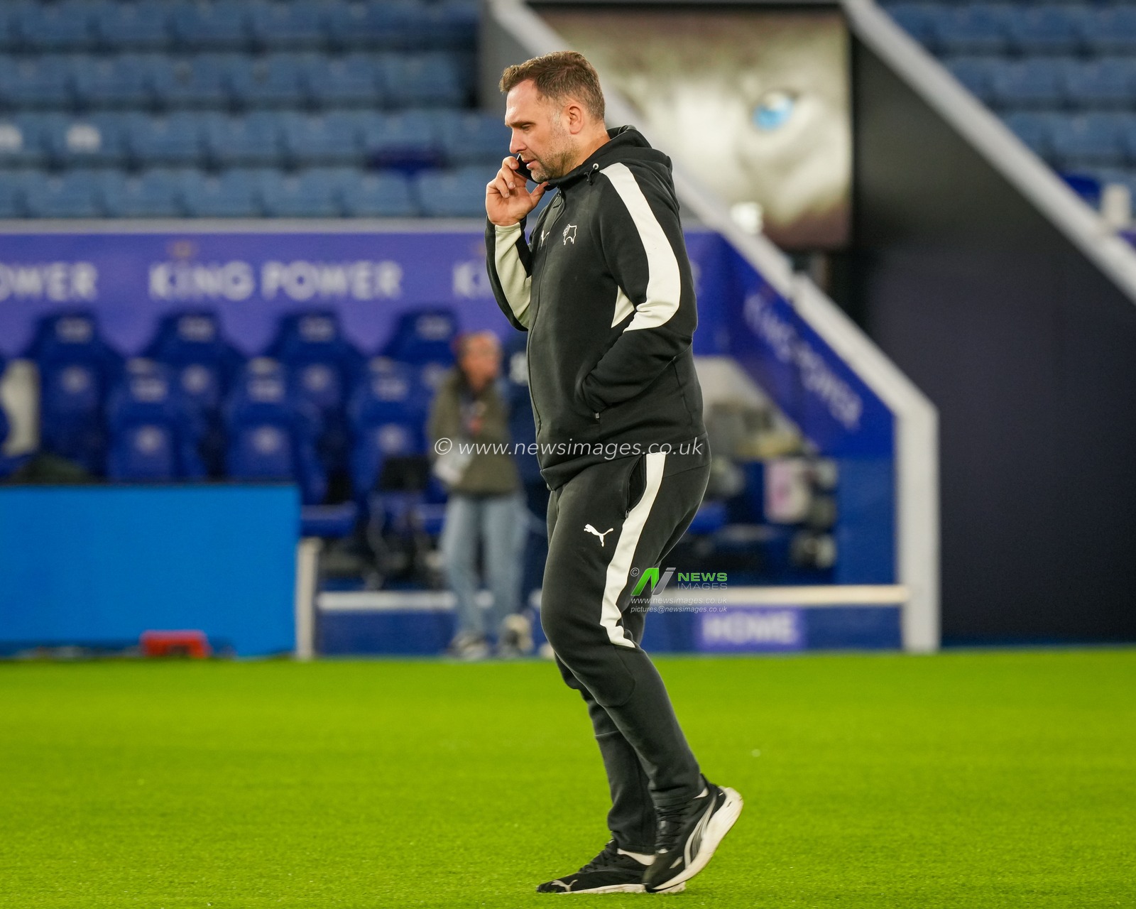John Eustace manager of Derby County inspects the pitch prior to kick off during the Sky Bet Championship match Leicester City vs Derby County at King Power Stadium, Leicester, United Kingdom, 29th December 2025

(Photo by Maynard Manyowa/News Images)

*** GER AUT SUI OUT ***