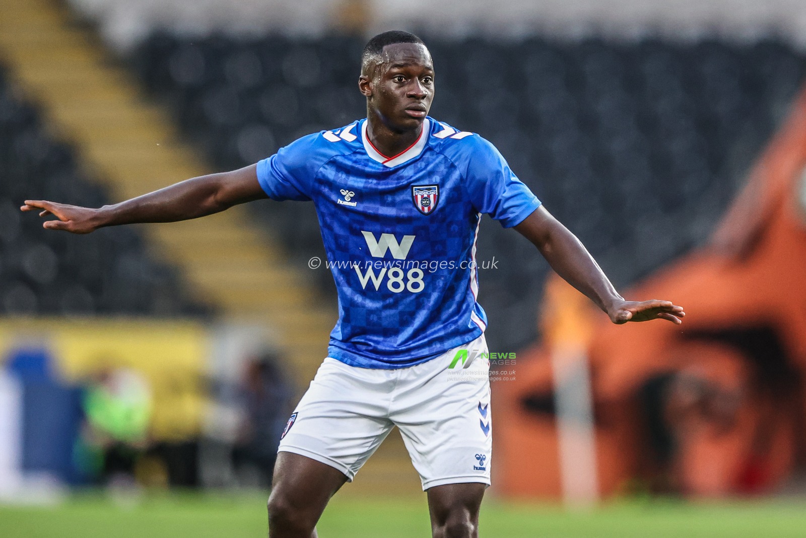 Habib Diarra of Sunderland gives his team instructions during the Pre-season friendly match Hull City vs Sunderland at MKM Stadium, Hull, United Kingdom, 29th July 2025

(Photo by Alfie Cosgrove/News Images)