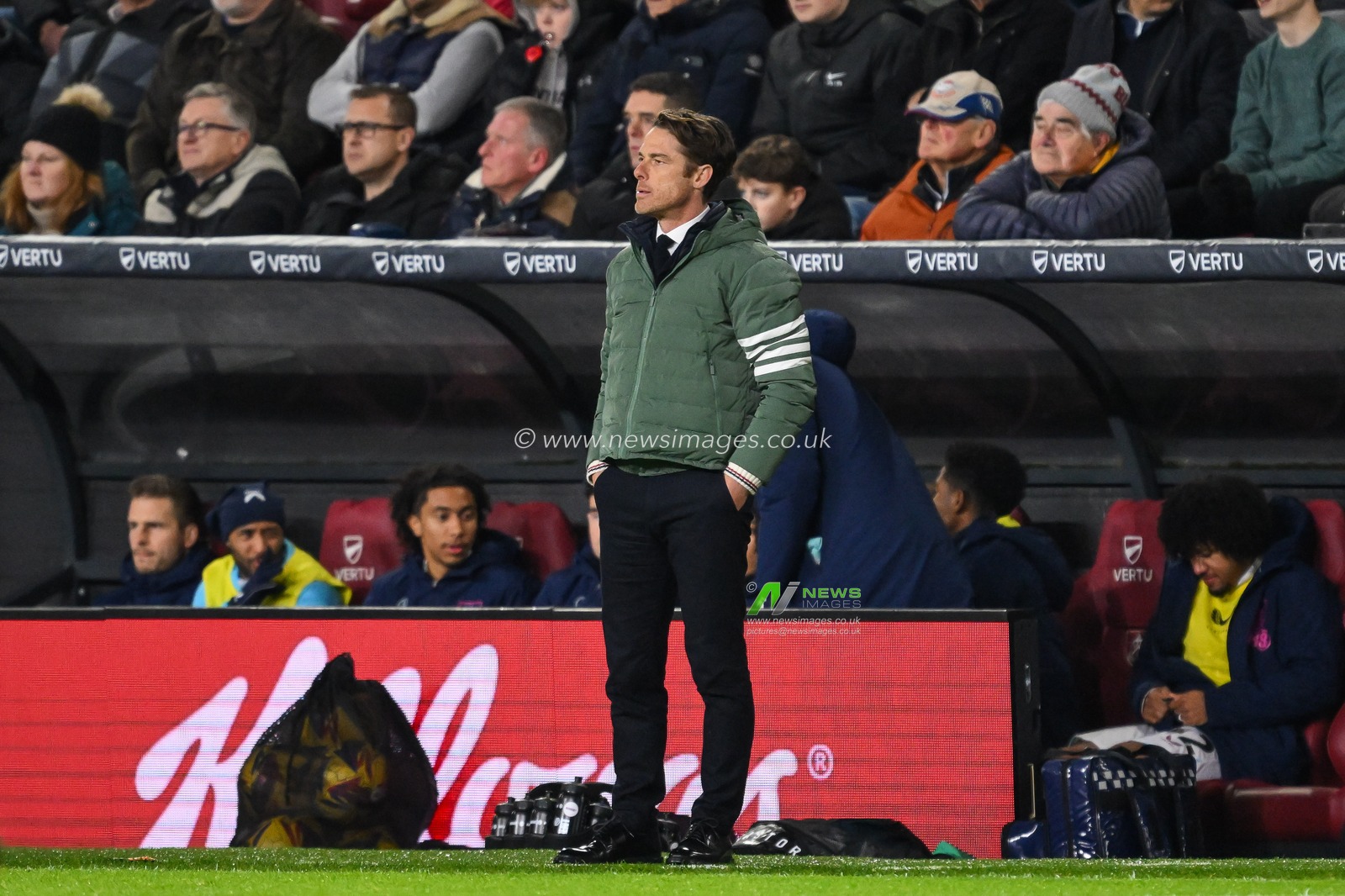 Scott Parker Manager of Burnley during the Sky Bet Championship match Burnley vs Coventry City at Turf Moor, Burnley, United Kingdom, 26th November 2024

(Photo by Craig Thomas/News Images)