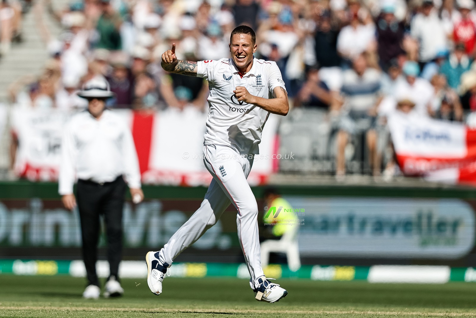 Brydon Carse of England celebrates the wicket of Usman Khawaja of Australia during the NRMA Insurance Ashes First Test Day 1 Series Australia vs England at Optus Stadium, Perth, Australia, 20th November 2025

(Photo by Santanu Banik/News Images)

*** GER AUT SUI OUT ***