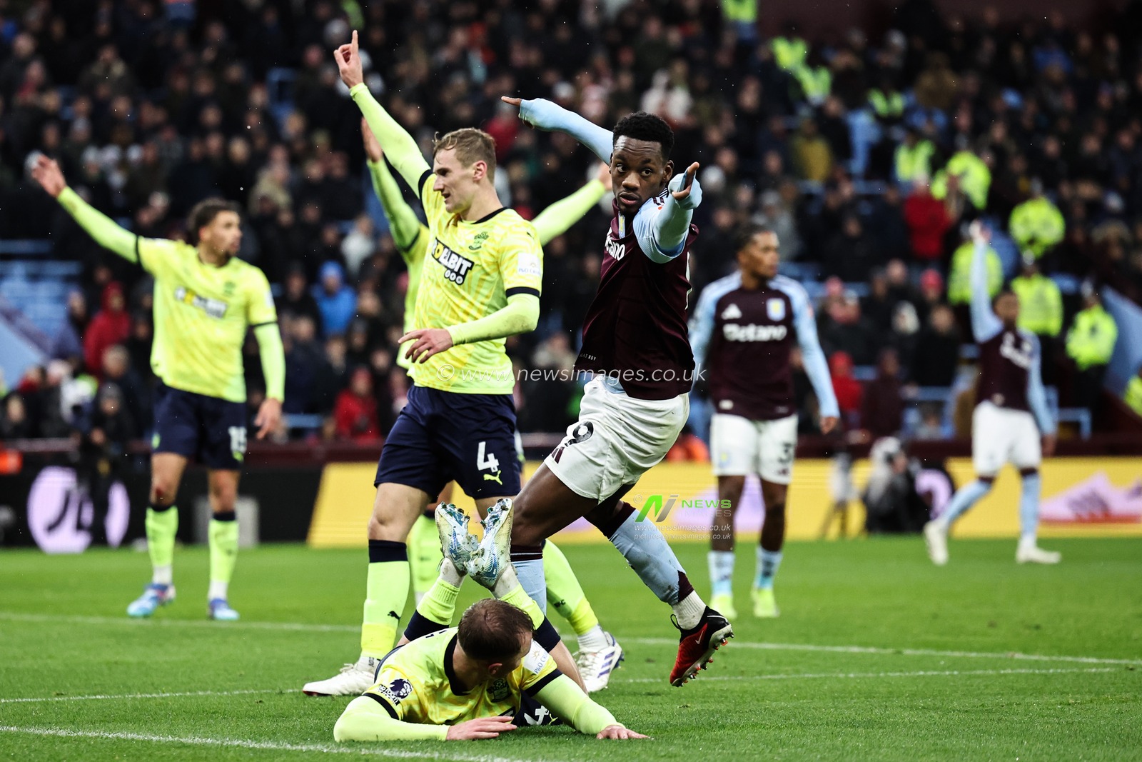 Both sets of players appeal during the Premier League match Aston Villa vs Southampton at Villa Park, Birmingham, United Kingdom, 7th December 2024

(Photo by Mark Cosgrove/News Images)