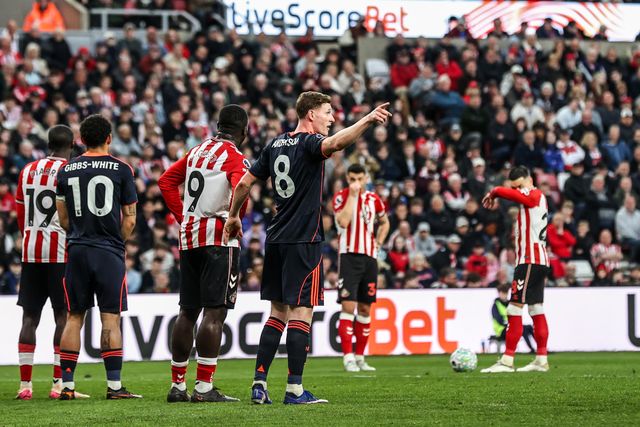 Elliot Anderson of Nottingham Forest gives his team instructions during the Premier League match Sunderland vs Nottingham Forest at Stadium Of Light, Sunderland, United Kingdom on 24 April 2026

(Photo by Alfie Cosgrove/News Images)