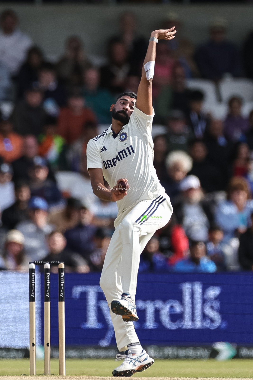 Mohammad Siraj of India delivers the ball during the 1st Rothesay Test Day 4 Match England v India at Headingley Cricket Ground, Leeds, United Kingdom, 23rd June 2025

(Photo by Mark Cosgrove/News Images)