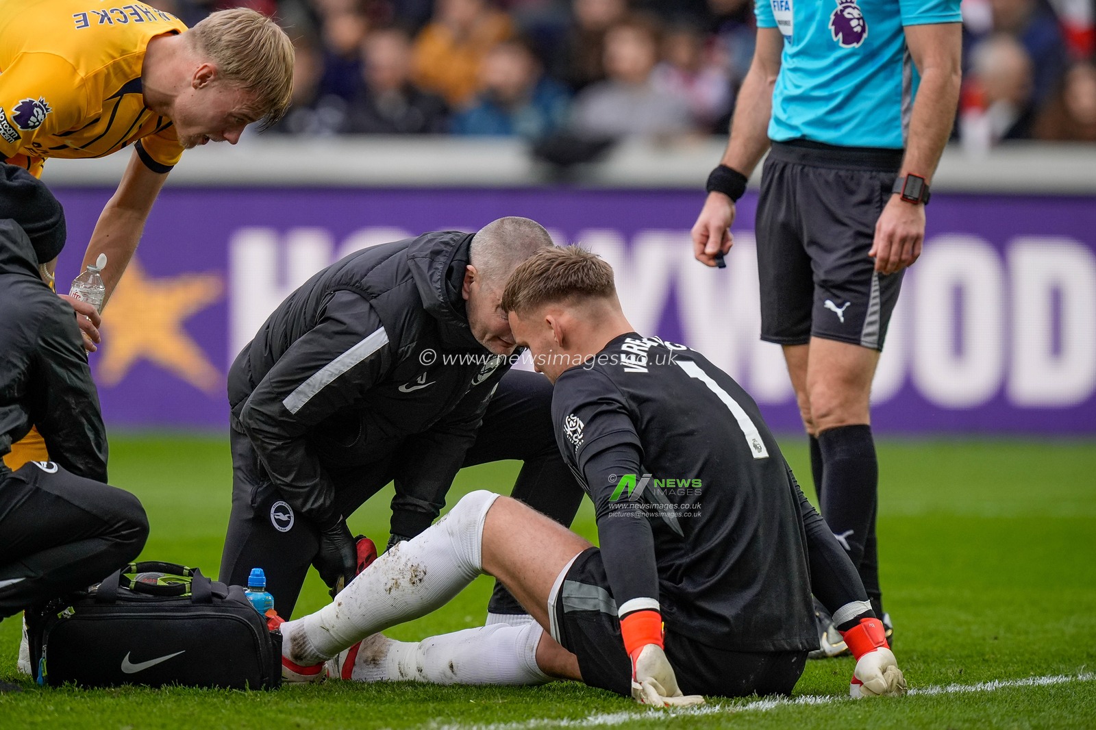 Brighton & Hove Albion goalkeeper Bart Verbruggen receives treatment during the Premier League match Brentford vs Brighton & Hove Albion at GTECH Community Stadium, London, United Kingdom on 21 February 2026

(Photo by Maynard Manyowa/News Images)