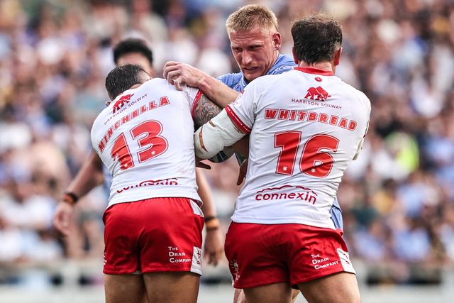 Mikołaj Olędzki of Leeds Rhinos is tackled by Elliot Minchella of Hull KR and Jai Whitbread of Hull KR during the Betfred Super League round 16 match Leeds Rhinos vs Hull KR at AMT Headingley Stadium, Leeds, United Kingdom on 26 June 2026

(Photo by Alfie Cosgrove/News Images)