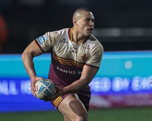 Tui Lolohea of Huddersfield Giants breaks with the ball during the Betfred Super League Round 5 match Bradford Bulls vs Huddersfield Giants at Odsal Stadium, Bradford, United Kingdom on 20 March 2026

(Photo by Mark Cosgrove/News Images)