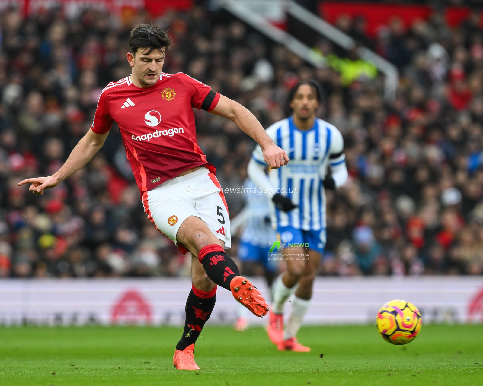 Harry Maguire of Manchester United passes the ball during the Premier League match Manchester United vs Brighton and Hove Albion at Old Trafford, Manchester, United Kingdom, 19th January 2025

(Photo by Craig Thomas/News Images)