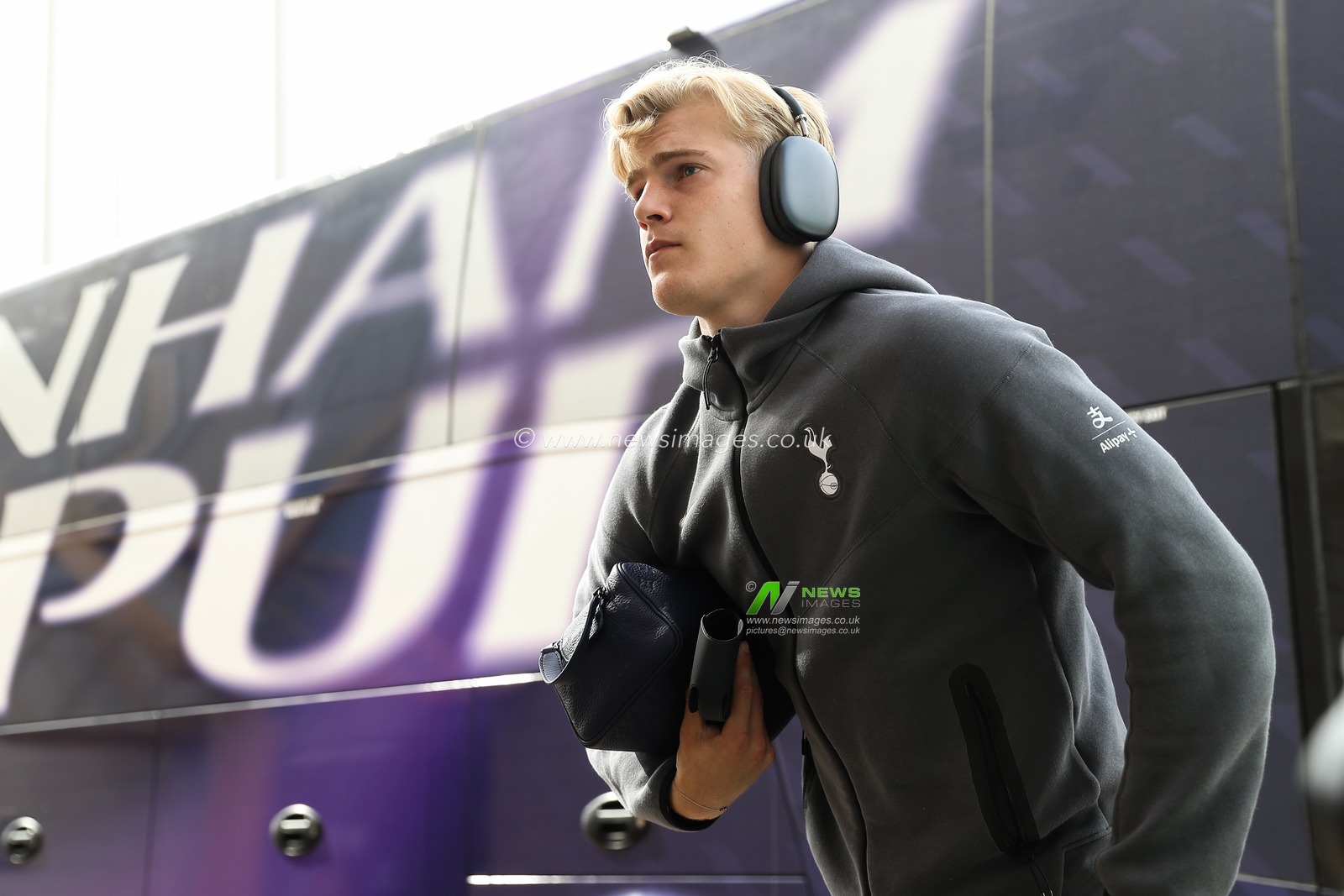 Lucas Bergvall of Tottenham Hotspur arrives ahead of the Premier League match Wolverhampton Wanderers vs Tottenham Hotspur at Molineux, Wolverhampton, United Kingdom, 13th April 2025

(Photo by Gareth Evans/News Images)