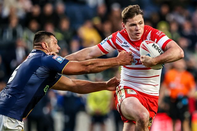 Jack Welsby of St Helens evades a tackle from Ryan Hall of Leeds Rhinos during the Betfred Super League round 13 match Leeds Rhinos vs St Helens at AMT Headingley Stadium, Leeds, United Kingdom on 04 June 2026

(Photo by Alfie Cosgrove/News Images)