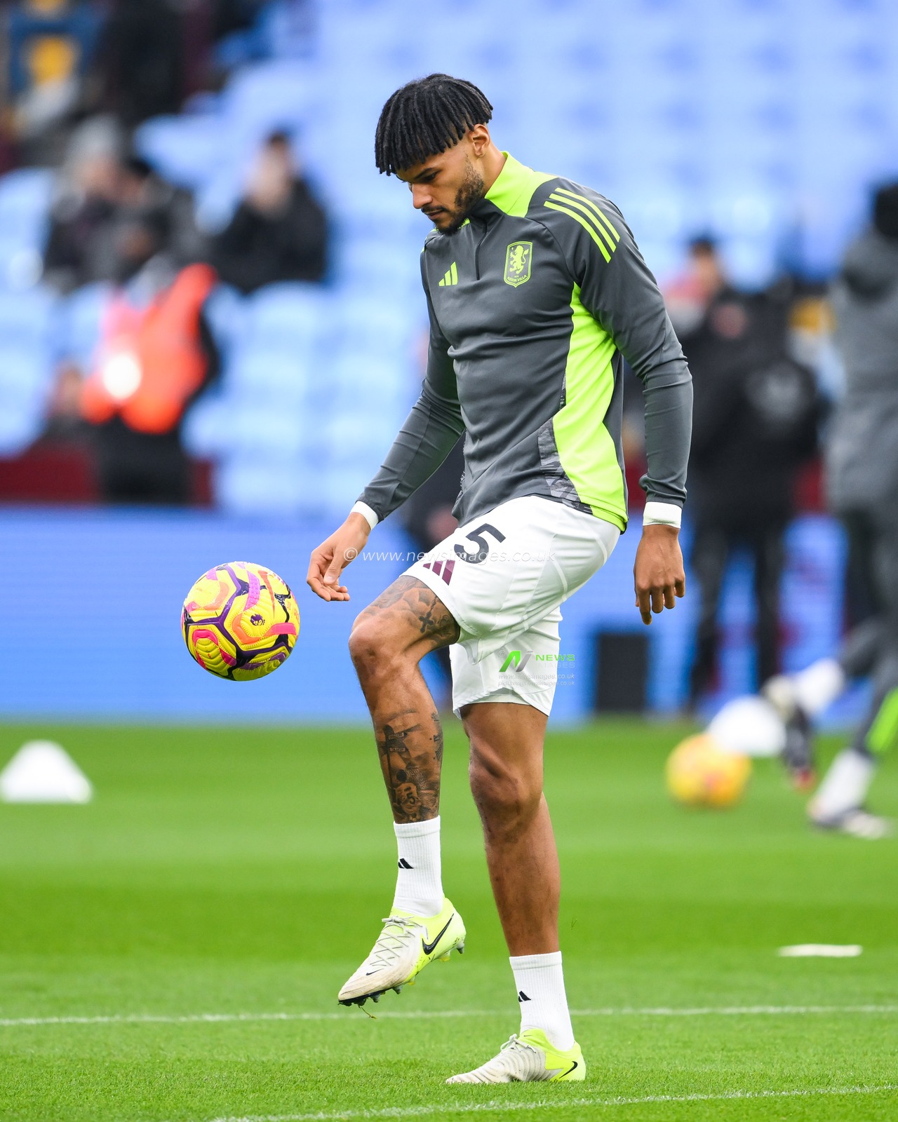 Tyrone Mings of Aston Villa during the pre-game warmup ahead of the Premier League match Aston Villa vs Leicester City at Villa Park, Birmingham, United Kingdom, 4th January 2025

(Photo by Craig Thomas/News Images)