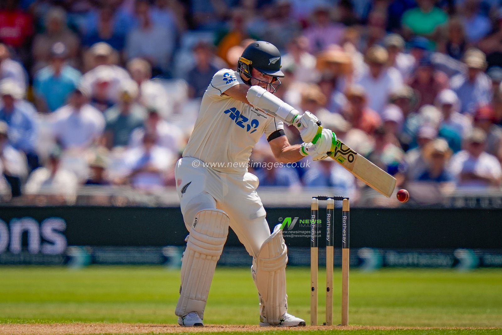 New Zealand captain Tom Latham cuts the ball during the 3rd Rothesay Test Match Day 1 match England vs New Zealand at Trent Bridge, Nottingham, United Kingdom on 25 June 2026

(Photo by Maynard Manyowa/News Images)