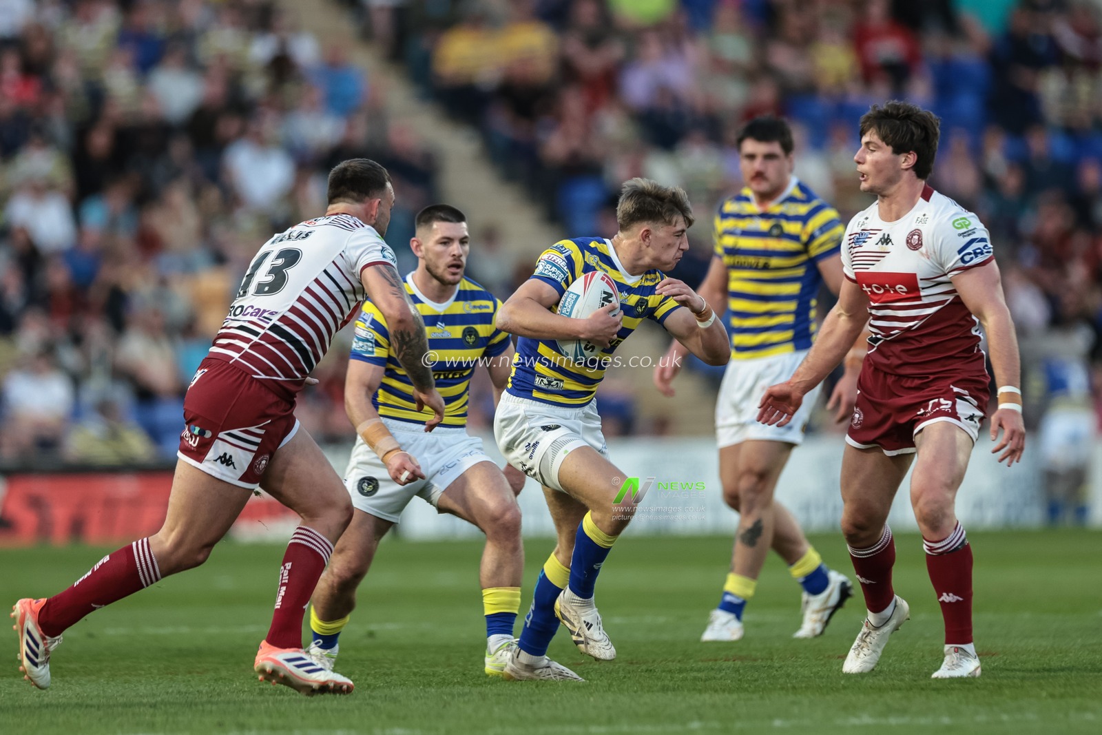 Ewan Irwin of Warrington Wolves breaks with the ball during the Betfred Super League round 9 match Warrington Wolves vs Wigan Warriors at The Halliwell Jones Stadium, Warrington, United Kingdom on 24 April 2026

(Photo by Mark Cosgrove/News Images)