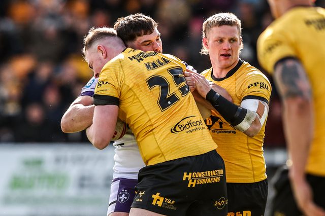 Tyson Smoothy of Wakefield Trinity is tackled by Sam Hall of Castleford Tigers during the Betfred Super League round 7 match Castleford Tigers vs Wakefield Trinity at OneBore Stadium, Castleford, Untied Kingdom on 05 April 2026

(Photo by Alfie Cosgrove/News Images)