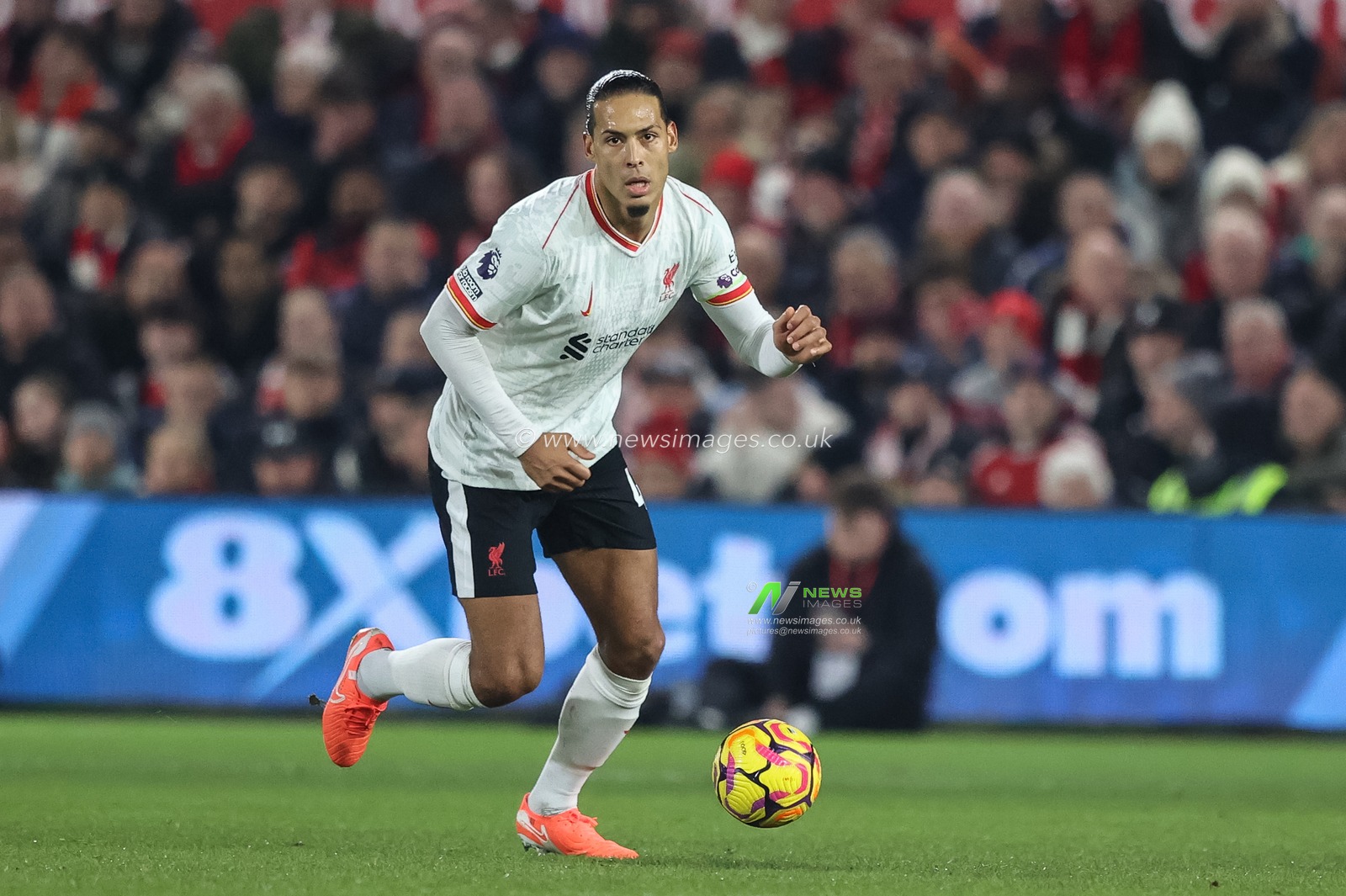 Virgil van Dijk of Liverpool breaks with the ball during the Premier League match Nottingham Forest vs Liverpool at City Ground, Nottingham, United Kingdom, 14th January 2025

(Photo by Alfie Cosgrove/News Images)