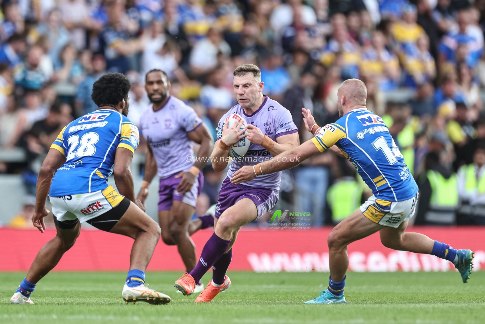 George Williams of Warrington Wolves breaks with the ball during the Betfred Super League Round 14 Leeds Rhinos v Warrington Wolves at Headingley Stadium, Leeds, United Kingdom, 14th June 2025

(Photo by Mark Cosgrove/News Images)
