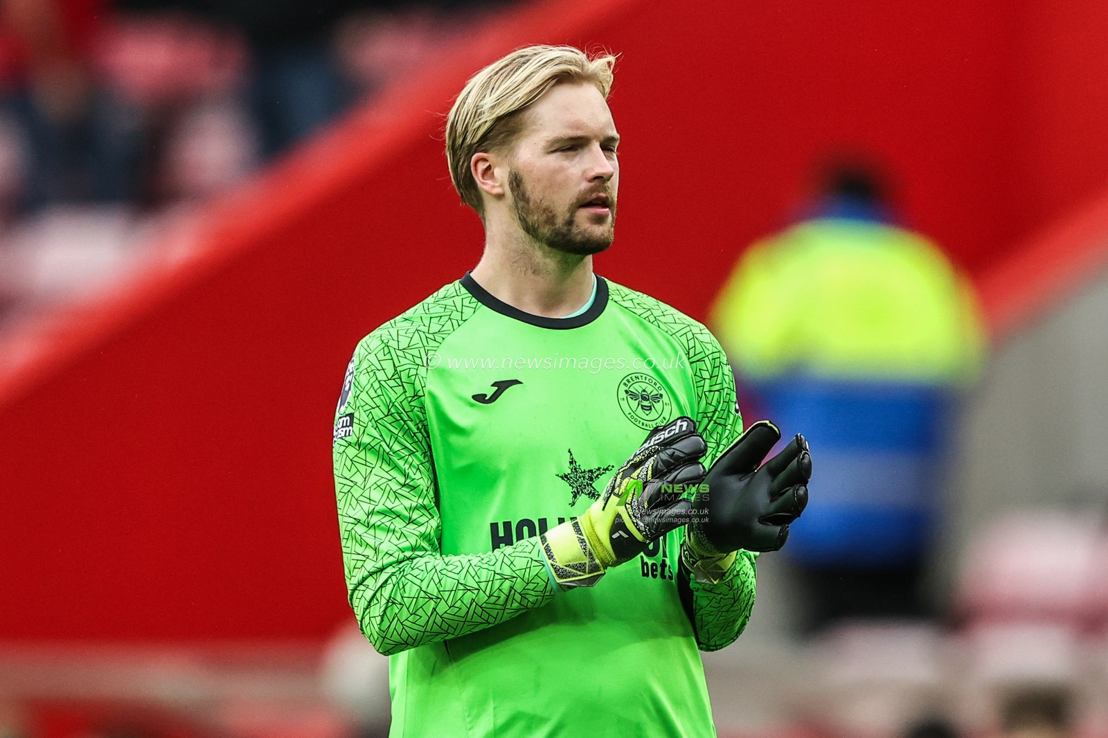 Caoimhin Kelleher of Brentford applauds the fans after the game during the Premier League match Sunderland vs Brentford at Stadium Of Light, Sunderland, United Kingdom, 30th August 2025

(Photo by Alfie Cosgrove/News Images)
