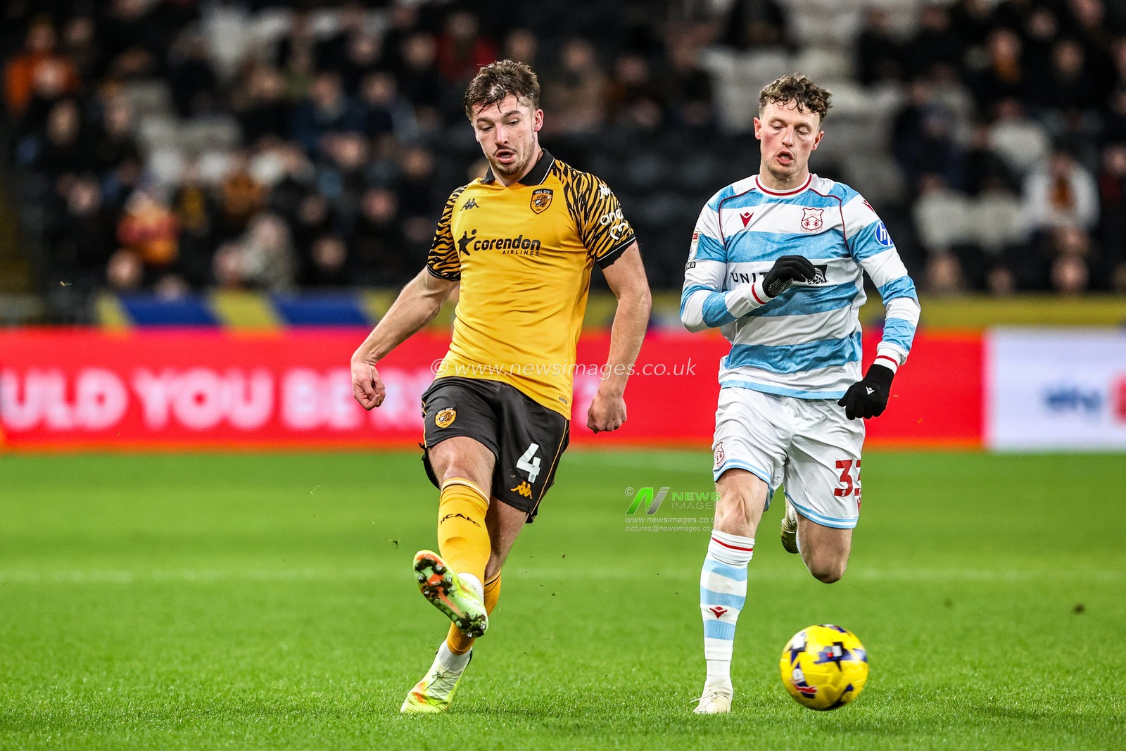 Charlie Hughes of Hull City passes the ball under pressure from Nathan Broadhead of Wrexham during the Sky Bet Championship match Hull City vs Wrexham at MKM Stadium, Hull, United Kingdom, 10th December 2025

(Photo by Alfie Cosgrove/News Images)

*** GER AUT SUI OUT ***