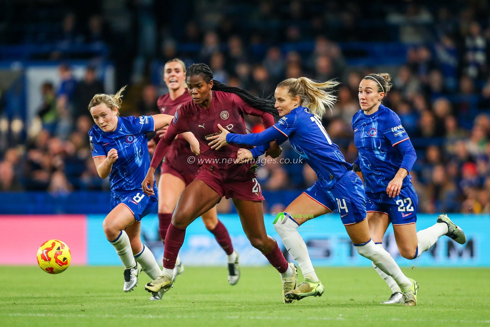 Khadija Shaw of Manchester City Women breaks with the ball during the Barclays Women's Super League match Chelsea FC Women vs Manchester City Women at Stamford Bridge, London, United Kingdom, 16th November 2024

(Photo by Izzy Poles/News Images)